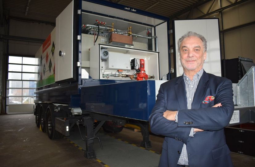 Geschäftsführer der PCM Energy, Hans Jürgen Kagerer, steht vor einem mobilen Wärmespeicher, der die Energiewende maßgeblich beeinflussen kann.