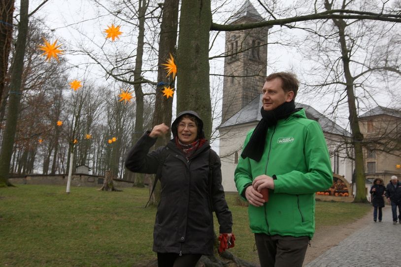 Festungschefin Dr. Angelika Taube zeigt Michael Kretschmer die weihnachtlich geschmückte Festung.