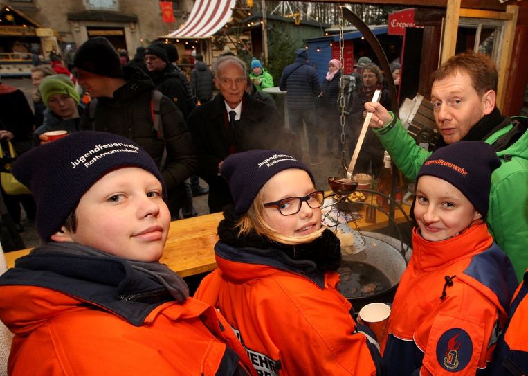 Die jungen Feuerwehrleute freuten sich, den Ministerpräsidenten zu treffen.