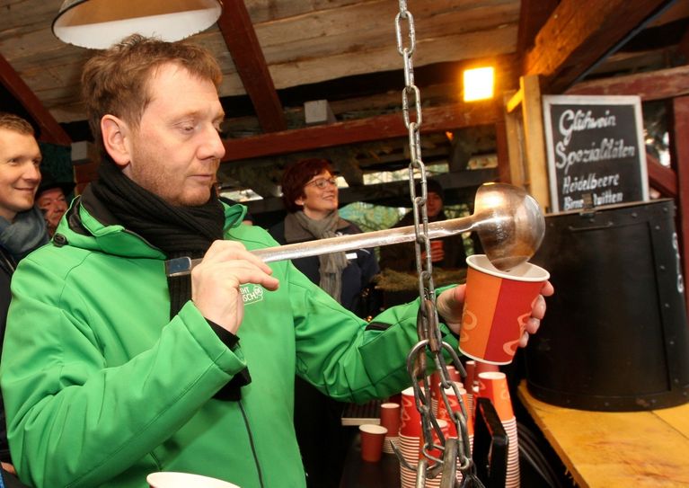 Michael Kretschmer schenkt Feuerzangenbowle aus.
