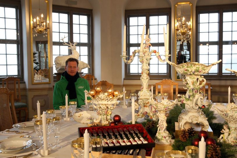 In der Friedrichsburg bestaunt der Ministerpräsident die festlich geschmückte Tafel. Fotos: D. Förster