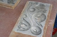Seltene und herrlich bemalte Holzbretter wurden im Wasserschloss Oberau gefunden. Sie bildetetn in früheren Jahrhunderten die Zimmerdecken der Saloons und Räume.