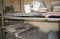 Die Bretter wurden zuerst sichergestellt und in Regalen zwischen gelagert. Jetzt sollen sie von den Studenten registiert und gereinigt werden sowie für eine spätere Ausstellung katalogisiert werden.