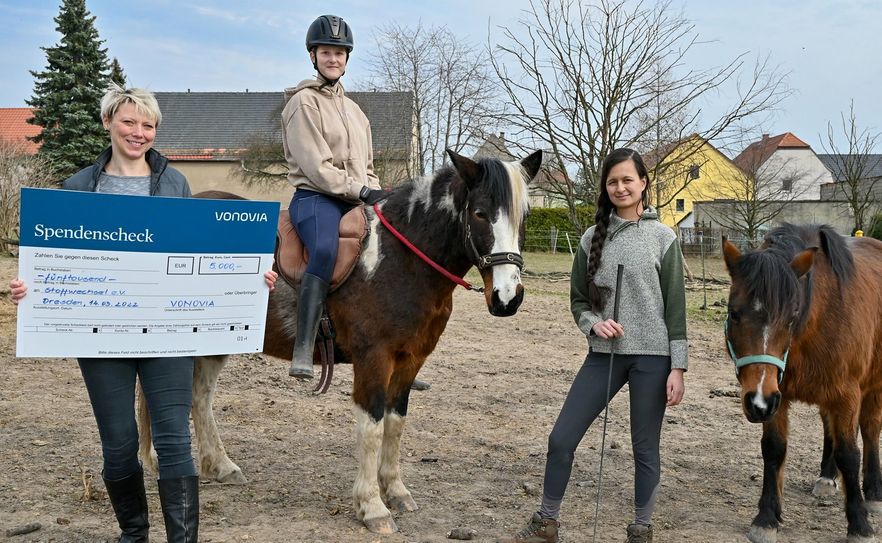 Übergabe des Spendenschecks (v.l.n.r.): Elke Umlauft (Regionalleiterin Vonovia), Emily Hecker und Esther Voget vom Stoffwechsel e.V.