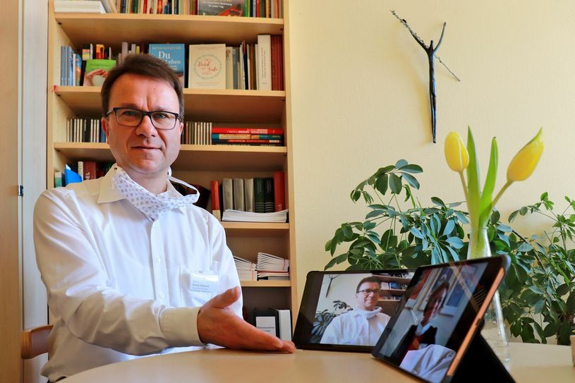 Diakon Bernd Schmuck, Seelsorger im Malteser Krankenhaus St. Carolus, organisiert die virtuellen Besuchszeiten und unterstützt die Videotelefonie zwischen Patienten und Angehörigen. Foto: Stephanie Hänsch