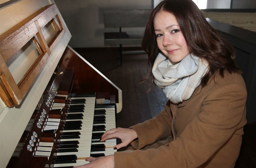 Für Alena Kühn (16) ist es mehr als eine Sache der Ehre, einen ehrwürdigen Instrument liebliche Weihnachtslieder zu entlocken. So wie der alten Heinze-Orgel in Lugau.