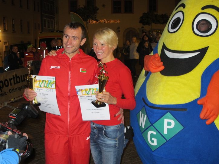 Die Dreifachsieger in der Geschichte des WGP-Citylaufes Pirna. Ilja Slawenski und Annett Finger mit dem Maskottchen der WGP „PIRnchen“.   Foto: Vogt