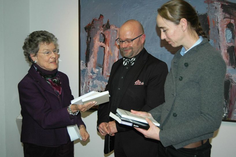 Die Vorsitzende des Dresden Trust, Eveline Eaton (l.), übergab im Dresdner Stadtarchiv im Beisein von Bürgermeisterin Dr. Kristin Klaudia Kaufmann (r.) den vollständigen Archivbestand des „The Dresden Trust“ an Direktor Thomas Kübler (m.). Foto: Pohl