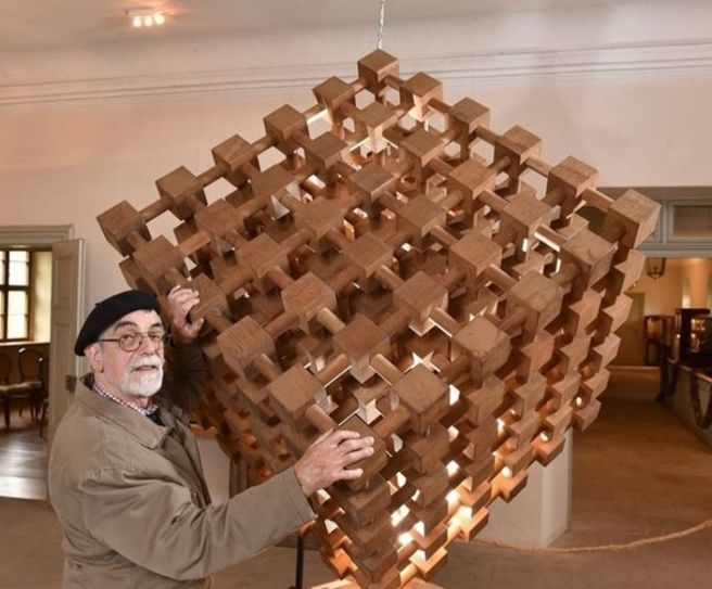Georg Brücker mit einem seiner Holzobjekte. Foto: Verein