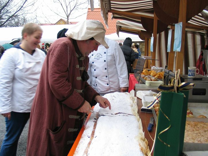 Fürst Putjatin wird passend zur Vorweihnachtszeit auf dem Festplatz den Riesenstollen anschneiden und anschließend auf der Dorfmeile mit den Besuchern feiern. Foto: Verein