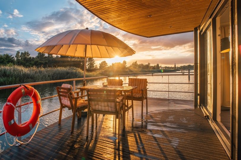 Gehört bei allen Hausbooten am Bärwalder See dazu: Die Bugterrasse. Foto: FHG floating house GmbH