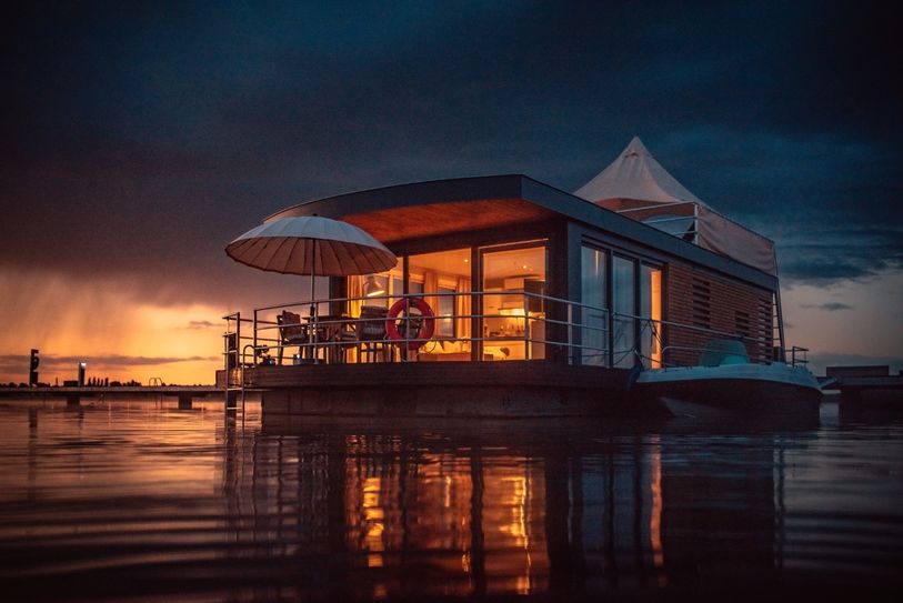 26 Floating Houses sollen bis 2022 am Bärwalder See zu Wasser gelassen werden. Die ersten können schon gemietet werden. Foto: FHG floating house GmbH