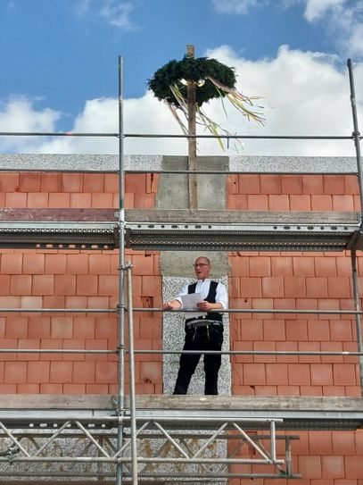Der Zimmermann hält den obligatorischen Richtspruch. Fotos: Bernhardt Kutzner-Gabriel
