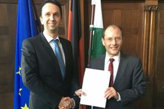 Innenminister Markus Ulbig übergibt den Fördermittelbescheid über 5 Millionen Euro für das EFRE-Gebiet Merzdorf an Oberbürgermeister Marco Müller (l.).