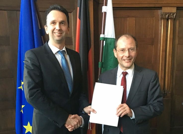 Innenminister Markus Ulbig übergibt den Fördermittelbescheid über 5 Millionen Euro für das EFRE-Gebiet Merzdorf an Oberbürgermeister Marco Müller (l.).