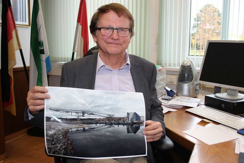 Amtsdirektor Gottfried Richter ist nicht nur Behördenchef von Massen, auch ein beurkundeter Bergwerksdirektor und zuständig für das Besucherbergwerk F60 in Lichterfeld. Foto: wit