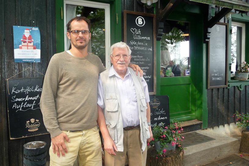 Lukas Pokorny aus Prag und Klaus Fiedler (v. li.) vor der Berggaststätte. Fotos: privat