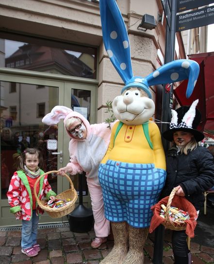 Auch lustigen zweibeinigen Osterhasen kann man begegnen. Foto: D. Förster