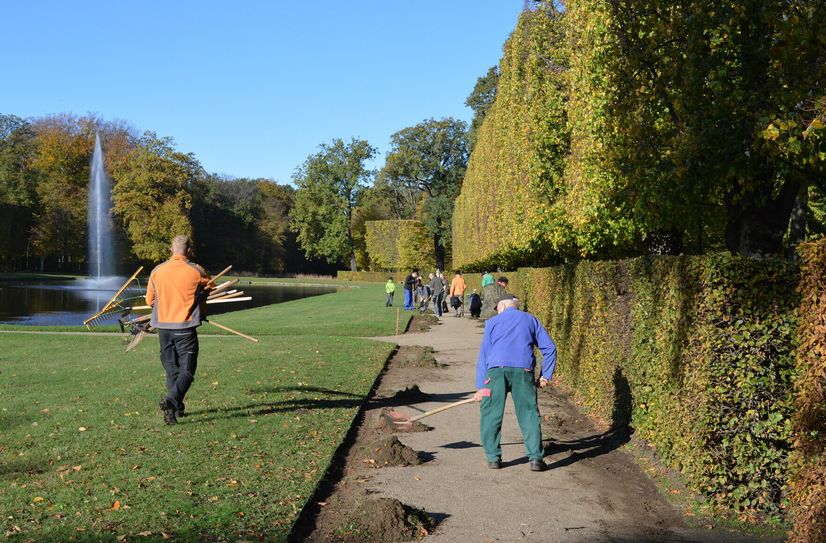 Pflege der Wege der barocken Gartenanlage in Zabeltitz.
