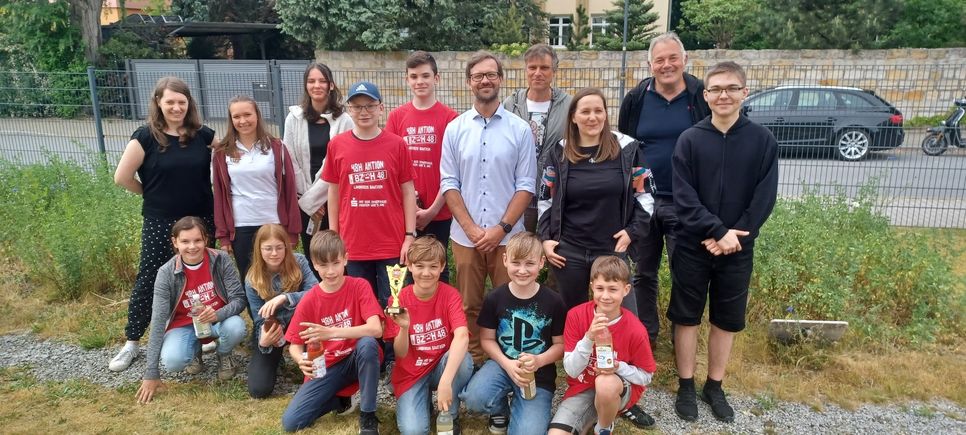 Mit ihren Lehrerinnen und der Hilfe des Hausmeisters bauten die Schüler im Rahmen eines Schulprojekts ein Insektenhotel und tragen damit zum Artenschutz bei.  Foto: pm