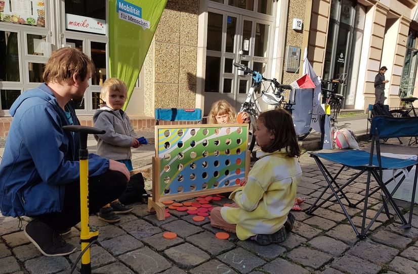 Ein Blick in die Innenstadt der Zukunft? Spielende Kinder statt Autos auf Parkplätzen.  Foto: ADFC