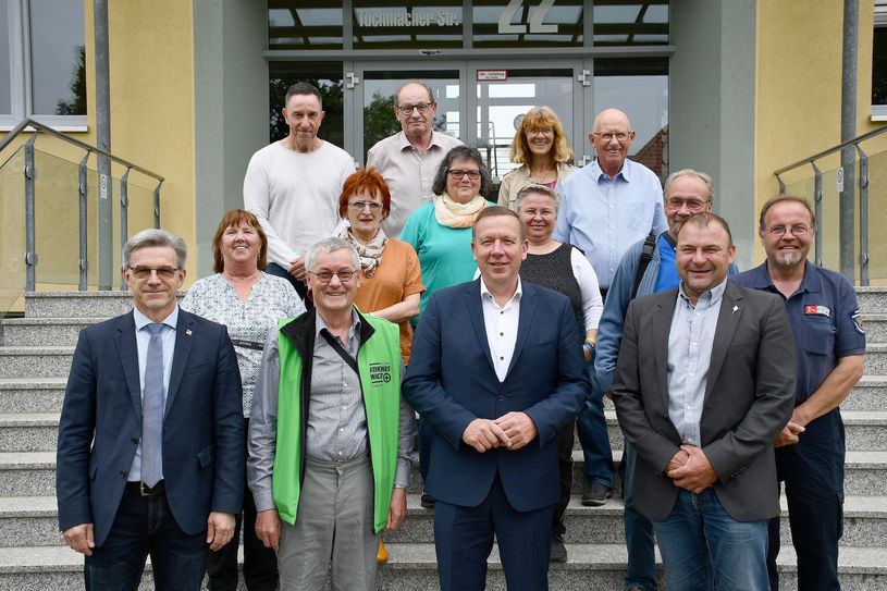 Finsterwaldes Bürgermeister Jörg Gampe, zugleich Schirmherr der Kreisverkehrswacht, Vereinsvorsitzender Dieter Babbe, Projektschirmherr Landrat Christian Jaschinski und Amtsdirektor Andreas Polz, Vorsitzender der Kreisarbeitsgemeinschaft des Städte- und Gemeindebundes Elbe-Elster (vorne v.l.n.r.) mit den Mitgliedern der Kreisverkehrswacht Elbe-Elster vor der Geschäftsstelle in Finsterwalde, Tuchmacherstraße 22.  Foto: Pressestelle Kreisverwaltung