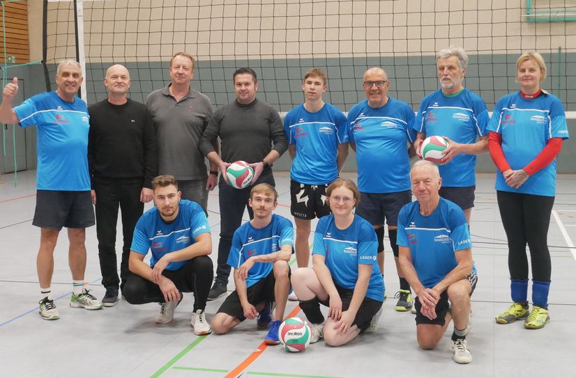 Die Volleyballer des BSV Senftenberg e.V. präsentieren stolz ihre neuen Trikots.