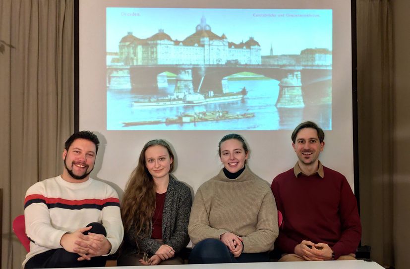 Mitglieder der Initiative vernetzen sich bereits mit anderen Gruppen und Interessierten, hier vor einer historischen Ansicht.