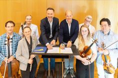 Unterzeichnung der Patenschul-Vereinbarung mit (v.l.) Generalmusikdirektor Alexander Merzyn (Staatstheater Cottbus) und Kaspar Kaiser (Schulleiter des Evangelischen Gymnasiums Cottbus) sowie Musikerinnen und Musiker des Philharmonischen Orchesters des Staatstheaters