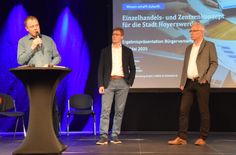 Bürgermeister Mirko Pink, Moderator Jeremy Proske und Dr. Ulrich Kollatz diskutierten mit Bürgern über das neue Einzelhandels- und Zentrenkonzept.