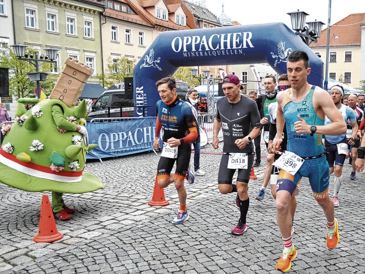 Beim Lausitzer Blütenlauf kommen auch die Laufsportfreunde auf ihre Kosten. KAMI, das Stadtmaskottchen (l.) von Kamenz feuert die Läufer an. Foto: PR Stadtverwaltung Kamenz