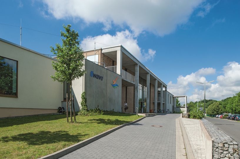 Durch einen Brand wurden Dach und Lüftungsanlage der Schwimmhalle »fiwave« beschädigt.  Foto. pm