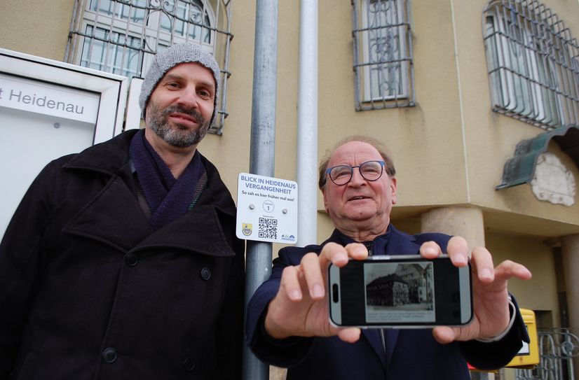 Heidenaus Bürgermeister Jürgen Opitz (re.) probiert die App mit dem Initiator des Projektes Mirko Schöder an Station 1 »Rathaus Heindenau« aus.