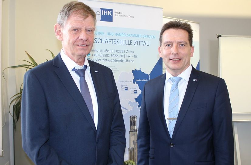 Matthias Schwarzbach (links) und sein Nachfolger in der IHK-Geschäftsstelle Zittau, Frank Großmann.