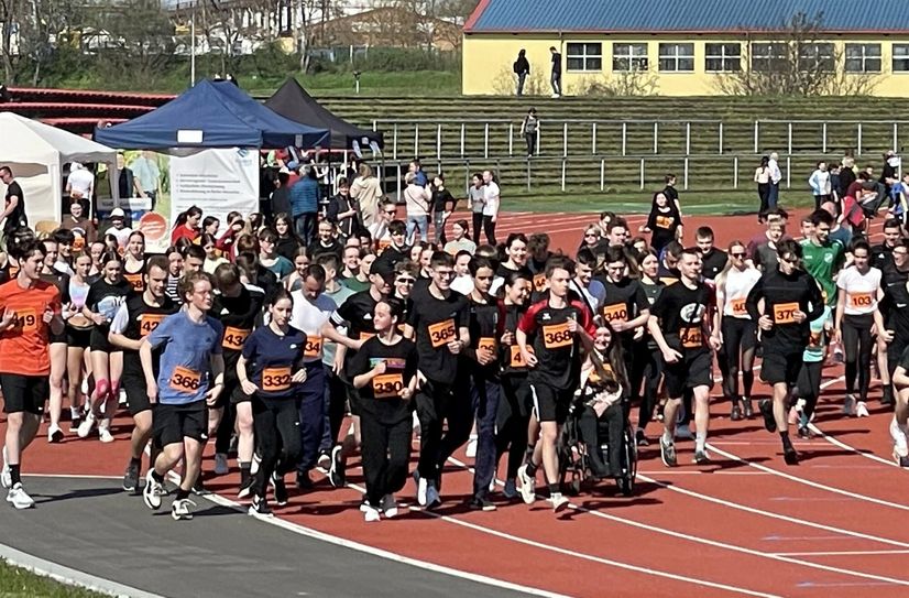 Mehr als 600 Schüler, Lehrer und Gäste absolvierten zeitversetzt den Spendenlauf 2023 des Städtischen Gymnasiums Riesa.