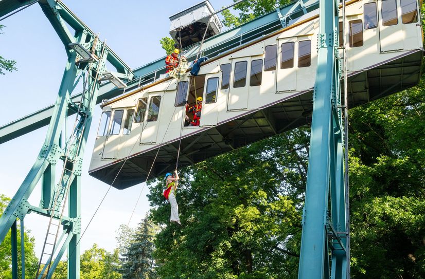Bis zu 13 Meter tief müssen Fahrgäste im Notfall abgeseilt werden. Das wird immer wieder trainiert.