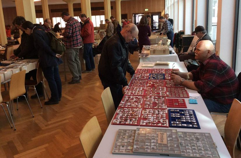 Sammler und "Schatzsucher" werden bei der Sammlermesse fündig.