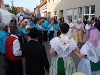 Die Delegationen aus Dissen/Dešno  und Thallwitz in Sachsen beim gemeinsamen Singen im Hofheimer Zentrum.