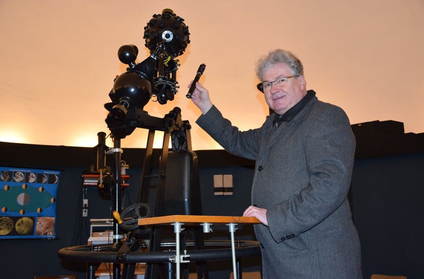 Peter Lindner setzt den länglichen Projektor für den Mond ein.