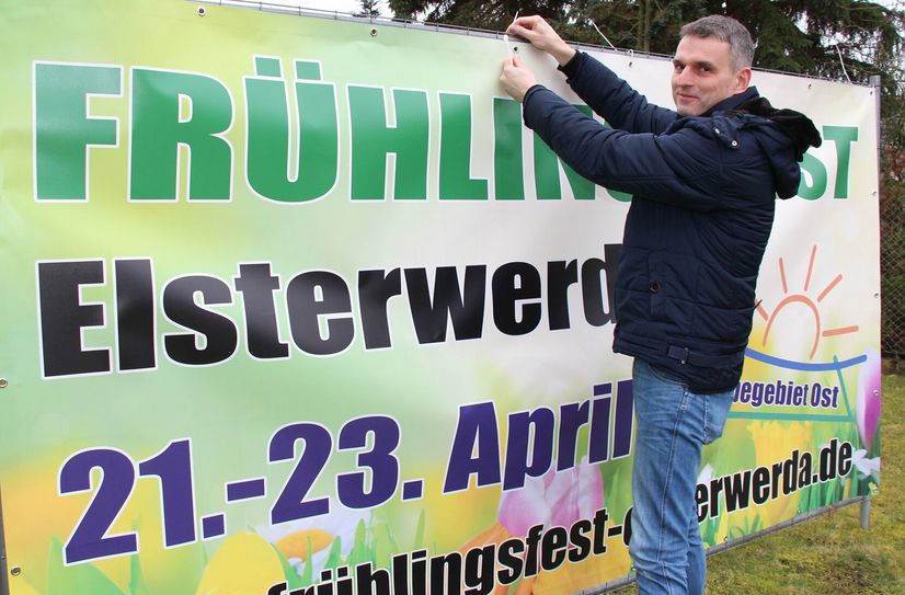 Die Banner für das kommende Frühlingsfest sind ab sofort in der Region um Elsterwerda zu sehen. Eventmanager Ronald Hänzka freut sich auf das Fest-Wochenende im April.
