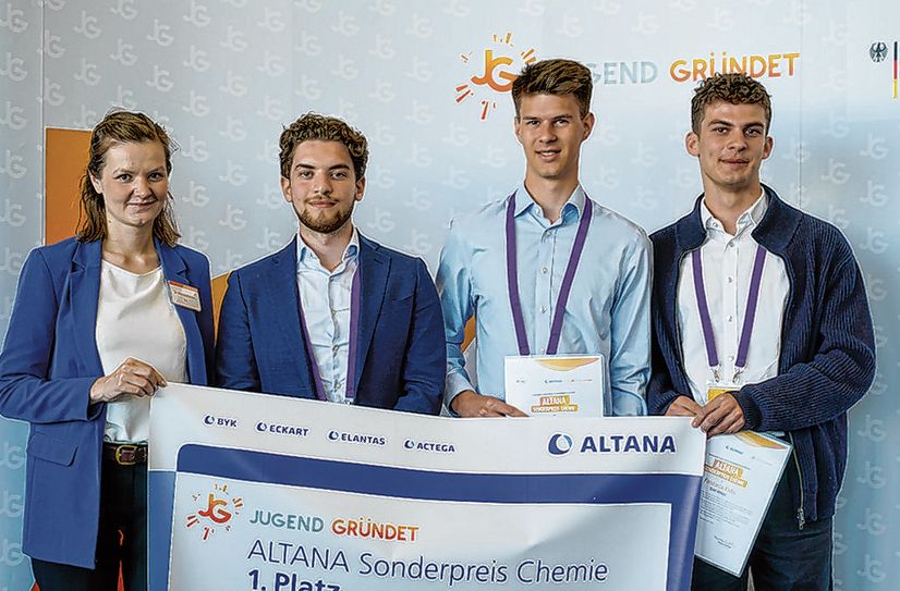 Sie Schüler vom Landesgymnasium Sankt Afra gewinnen den Sonderpreis Chemie.