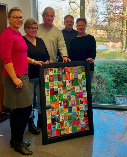 Kurz vor dem Jahreswechsel wurde das ersteigerte Bild an den Spreewaldhof in Golßen übergeben (vo.li.na.re.): Bürgermeisterin Andrea Schulz, Iris Kossatz (IG Schloss), Frank Heyder (Spreewaldhof), Marko Bongé und Karola Gliech-Bongé (beide IG Schloss). Im Hintergrund ist das Schloss in Golßen zu sehen.