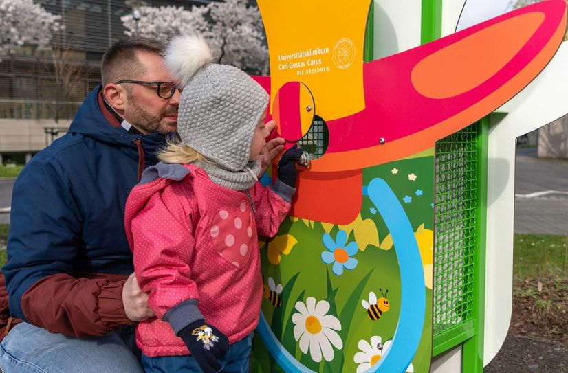 Martha traut sich und trennt sich von ihrem Schnuller. Den wirft das dreieinhalbjährige Mädchen in den neuen Schnullerkasten am Uniklinikum Dresden.