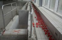 Pressevertreter konnte sich vergangene Woche selbst ein Bild vom desolaten Zustand des Schwimmerbeckens machen.