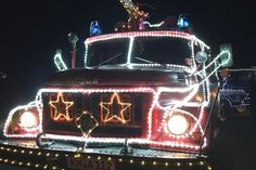 Das weihnachtlich geschmückte Feuerwehrauto ist ein Hingucker.
