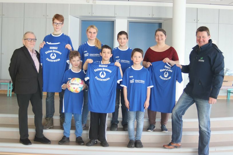 Schülerinnen und Schüler der Förderschule »Sieben Brunnen« freuen sich über die vom Stadtwerke Finsterwalde Geschäftsführer Andy Hoffmann überreichten Trikots.  Foto: Förderverein