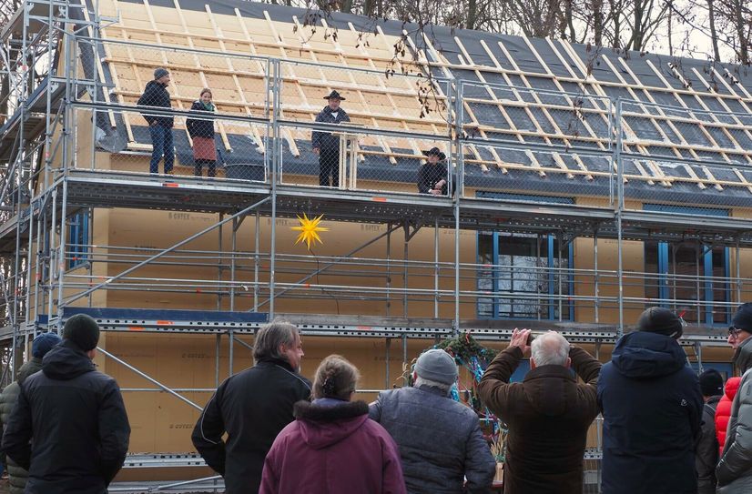 Nach dem Spatenstich dieses Jahres, konnte nun der nächste Meilenstein gefeiert werden: das Richtfest des neuen Seminargebäudes.                    Foto: S.  Hauswald