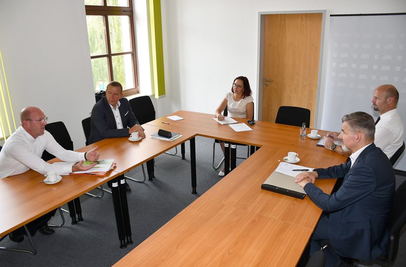 Beim gemeinsamen Austausch in Herzberg v.r.n.l.: Dr. Steffen Kammradt, Sprecher der Geschäftsführung der WFBB, Teamleiter Regionalcenter Süd-Brandenburg der WFBB, Torsten Maerksch, Bianca Tilch, Wirtschaftsförderung EE, Landrat Christian Jaschinski und Klinikum-Geschäftsführer Michael Winkler.