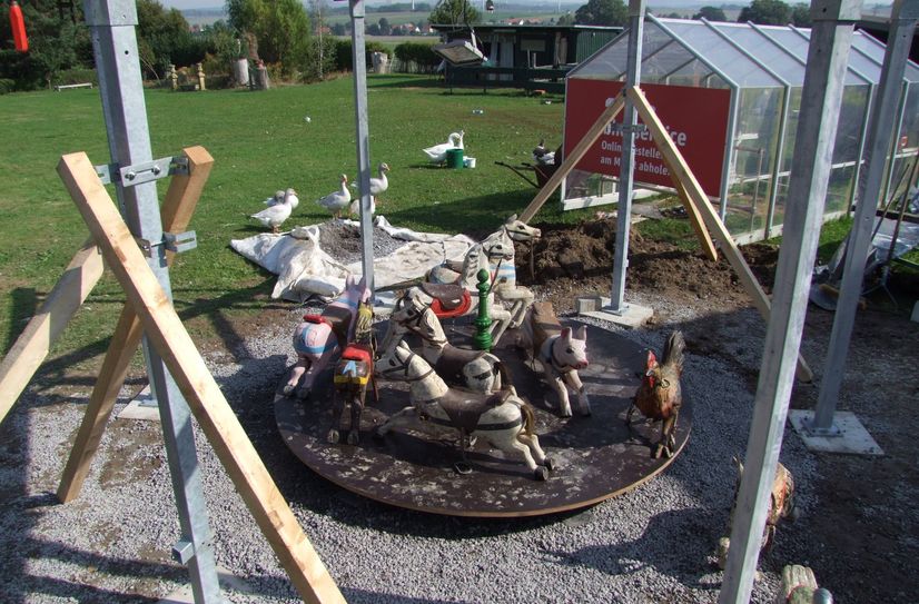 So schaut das noch unfertige historische Kinderkarussell der Kettensägenkünstlerin aus.