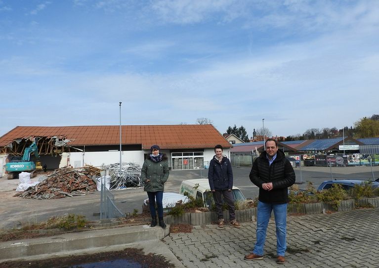 Julia Krüger von der KBM Krüger Baumarkt GmbH, Mandy Damm, Gebietsleiterin Expansion der EDEKA Unternehmensgruppe Nordbayern-Sachsen-Thüringen und JanHašek, Regionalleiter Expansion EDEKA vor dem Baugelände des zukünftigen EDEKA-Marktes in Dippoldiswalde (v.l.). Foto: R. Rink